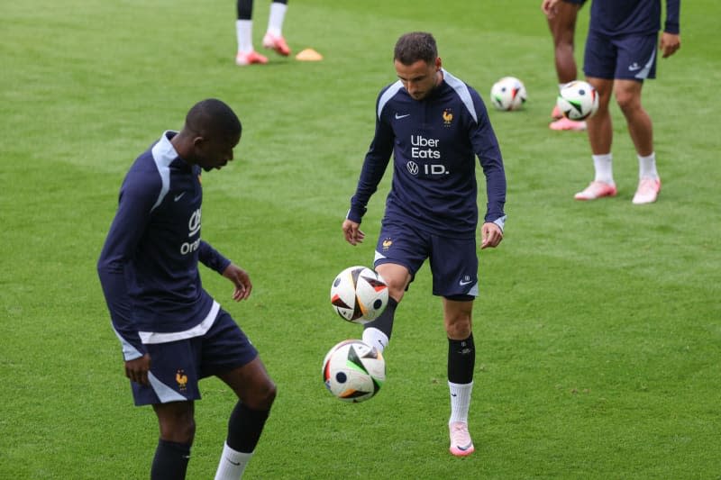 France's Jonathan Clauss (R) and Ousmane Dembele train with a ball during a training session for the team, as part of their preparations for the UEFA EURO 2024. Friso Gentsch/dpa