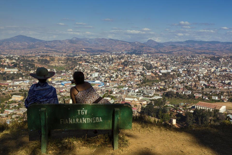 Una pareja mira hacia la ciudad de Fianarantsoa, ​​Madagascar. (Getty Images)