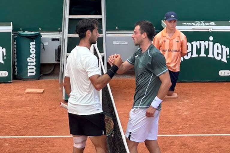 El saludo entre Thiago Tirante y su vencedor, el español Pedro Martínez, en Roland Garros