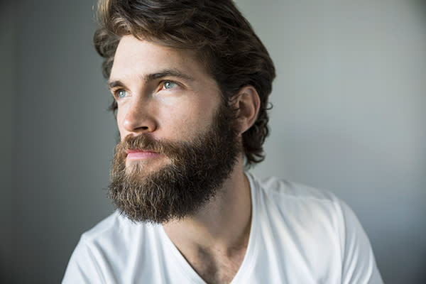 Empieza cuidarte la barba si no quieres que juegue en tu contra y te dé una mala apariencia. Foto: Hero Images/Getty Images