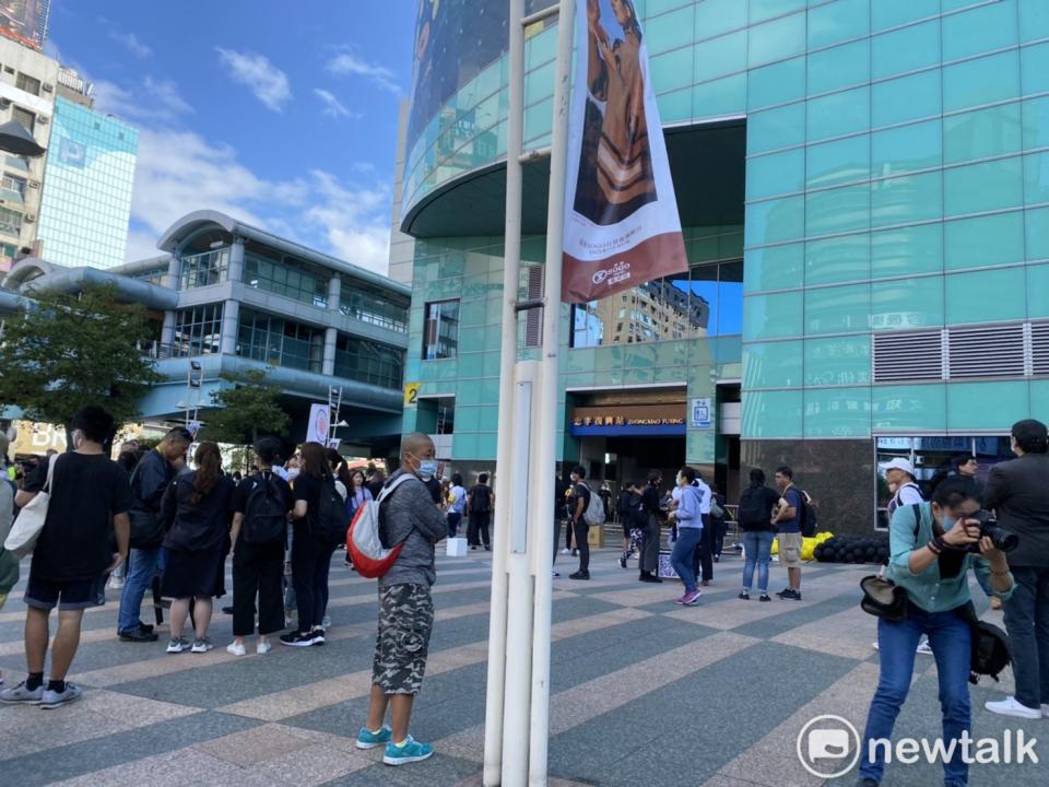 多個公民團體今發起撐港遊行。關注遭送中12港人下落，現場已有不少民眾穿著黑衣聚集。   圖：周煊惠／攝