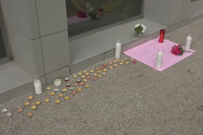 Homenaje por la muerte de una niña argentina de 12 años y el grave estado en el que se encuentra su hermana gemela después caer desde el tercer piso de un edificio en el municipio de Sallent, en Barcelona