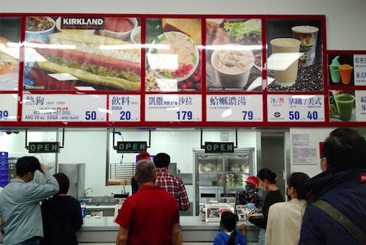 熟食部的人氣商品「凱撒雞肉沙拉」漲價了。（圖／翻攝自COSTCO 好市多 消費經驗分享區）