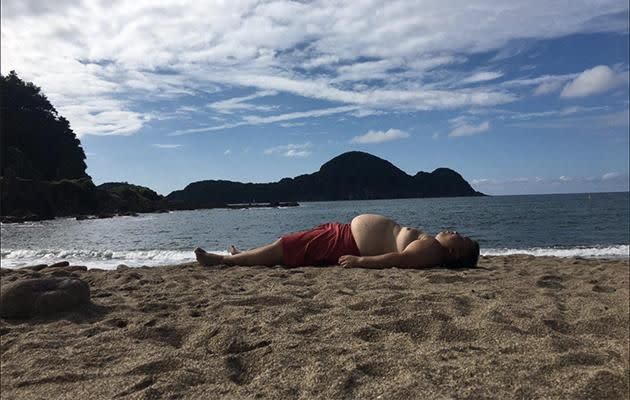 This man's holiday snap has the internet in stitches. Photo: Reddit