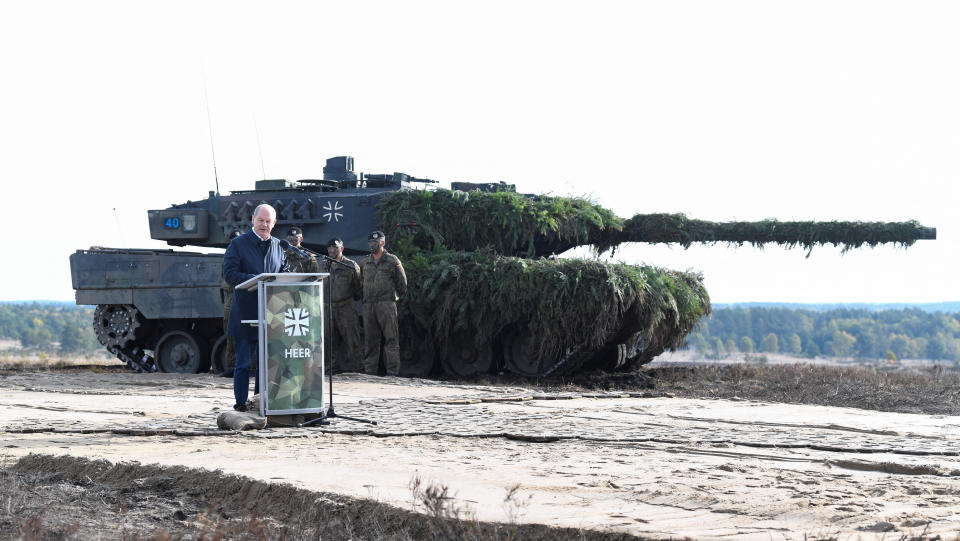 Kanzler Olaf Scholz (SPD) im vergangenen Oktober vor einem Leopard-2-Kampfpanzer in Bergen (Bild: REUTERS/Fabian Bimmer)