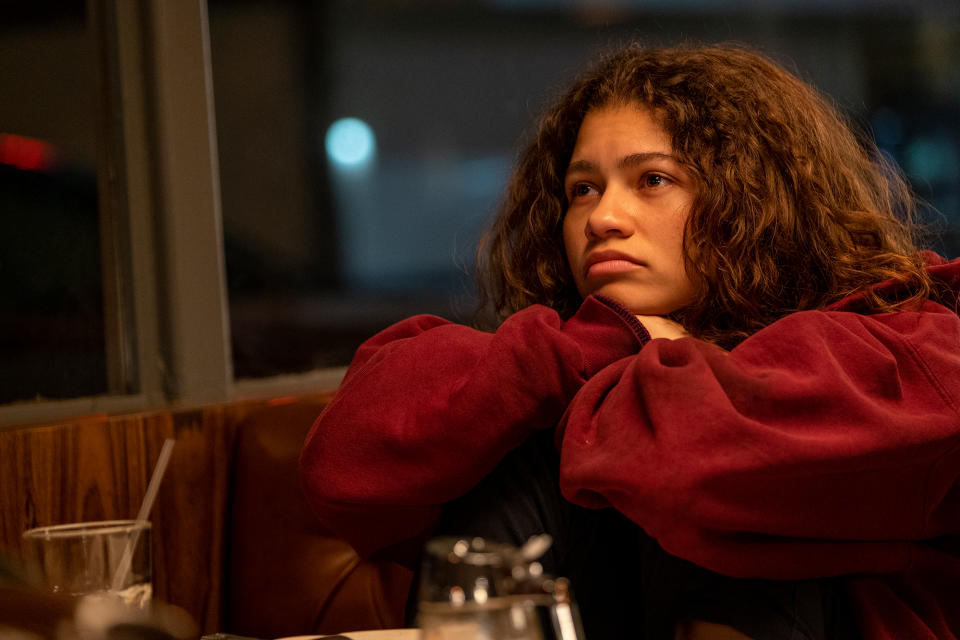 Rue (Zendaya) stürzt in dem "Euphoria"-Special in eine Krise (Bild: Sky)