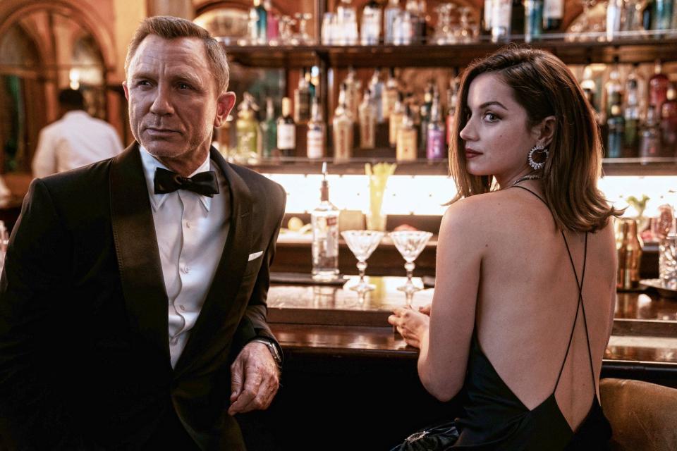 Daniel Craig in a tuxedo and Ana de Armas in a black dress