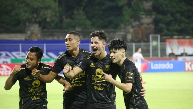Jersey hitam yang digunakan Persebaya saat mengalahkan Bali United di BRI Liga 1. (Maheswara Putra/Bola.com)