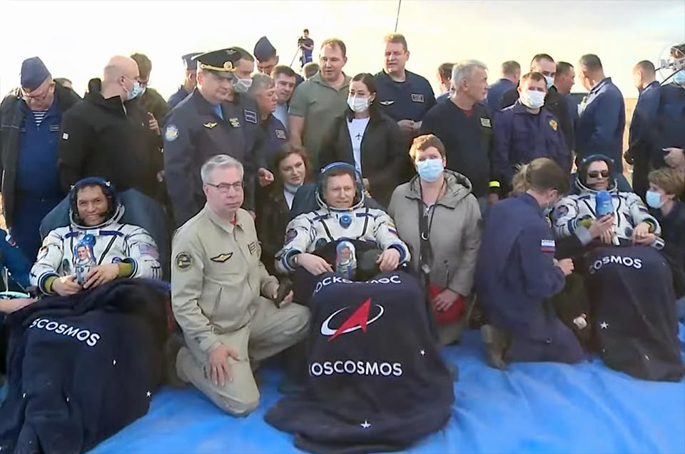 Der NASA-Astronaut Frank Rubio (links) und die Roskosmos-Kosmonauten Sergey Prokopyev und Dmitri Petelin sind nach der Landung an Bord der Sojus MS-23 von der Internationalen Raumstation in der kasachischen Steppe am Mittwoch, 27. September 2023, zu sehen.