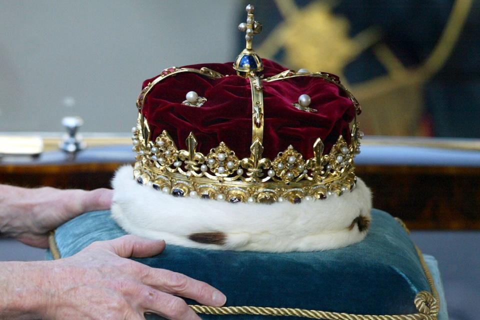 The Crown of Scotland makes it's way down The Royal Mile as the Queen arrives to make the formal opening for the Scottish Parliament