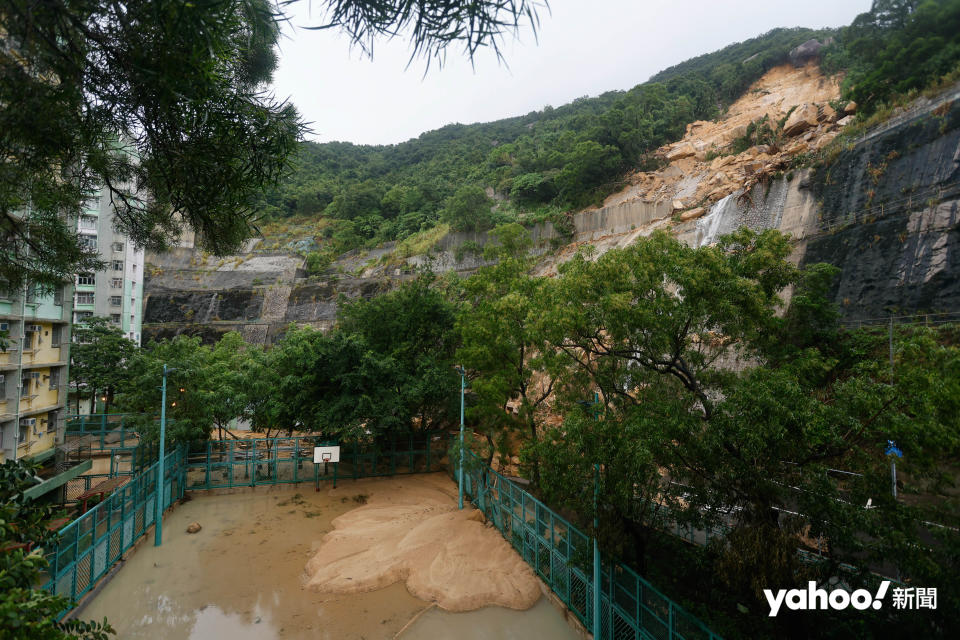 筲箕灣是黑雨重災區，耀興道出現山泥傾瀉，附近籃球場被泥水徹底淹沒。