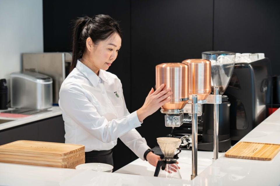 展間內提供兩組FlavorDrip風味原萃第四代AI智能手沖咖啡機。(圖片提供：尚鵬汽車)