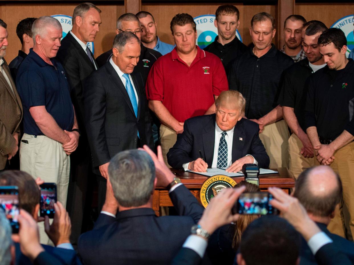 Donald Trump signed the executive order surrounded by miners at the Environmental Protection Agency (EPA): Jim Watson/AFP/Getty