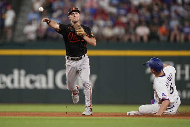 Seager still going deep in Texas, helps send Rangers to ALCS with