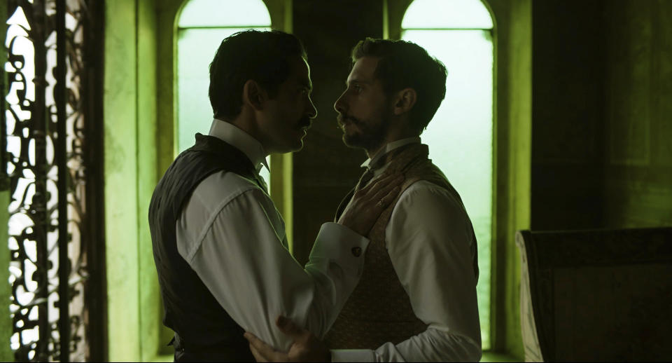 En esta imagen difundida por Netflix, Alfonso Herrera, izquierda, y Emiliano Zurita en una escena de "El baile de los 41", que se estrena el 12 de mayo en el servicio de streaming. (Netflix vía AP)