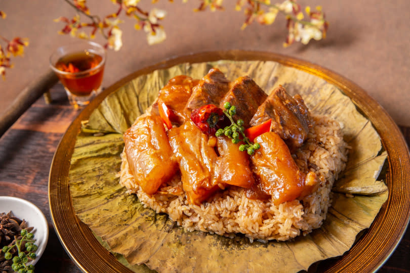 「青藤椒牛腮飯」，私房秘滷和牛牛腮肉及牛筋，搭配加入自煉和牛油及牛肉蒸拌入味的長糯米與爆香青花椒，以荷葉包覆蒸熟後香氣撲鼻，軟嫩可口好滋味，每份988元。