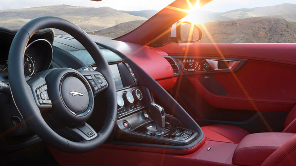 Auf Sportlichkeit getrimmt: Interieur des F-Type Cabrio