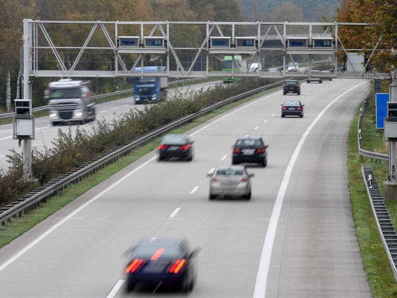 Der Streit um die Pkw-Maut nimmt wieder Fahrt auf. Foto: Holger Hollemann