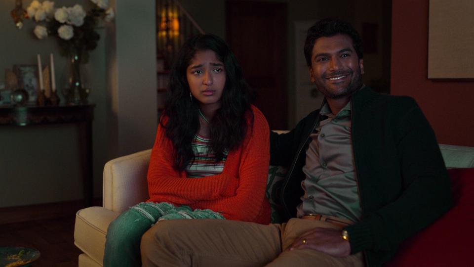 sendhil ramamurthy as mohan and maitreyi ramakrishnan as devi in netflix's never have i ever