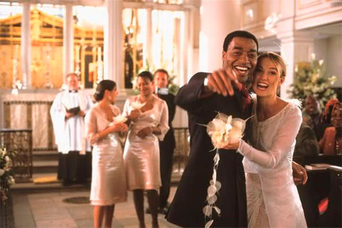 ‘Love actually’: 45.557$ en 2003. Sin dudas, una boda de cine que inspira a la gran mayoría. Aunque a priori parece sencilla, fue muy sofisticada, y esta pareja tuvo que gastarse sus ahorros para semejante ceremonia… Afortunadamente los amigos regalaron la música con aquella escena sorpresa tocando en la iglesia ‘All you need is love’. (©Universal)