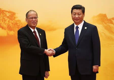 Philippine President Benigno Aquino (L) shakes hands with China's President Xi Jinping during a welcoming ceremony at the Asia Pacific Economic Cooperation (APEC) forum, at the International Convention Center at Yanqi Lake, in Huairou district of Beijing, November 11, 2014. REUTERS/Kim Kyung-Hoon