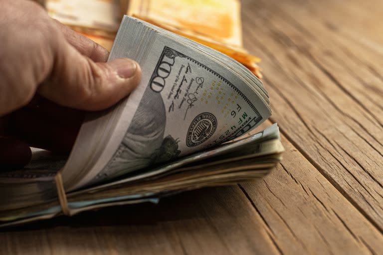 El dólar CCL se ubica en $334,85