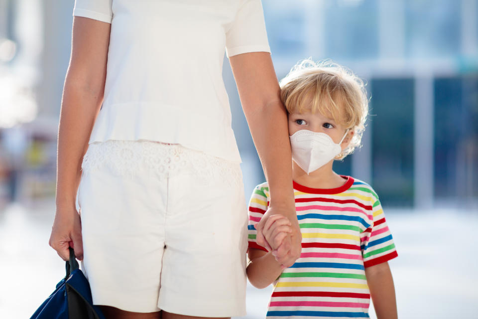 La primera opción cuando los padres de un menor son ingresados por coronavirus es buscar un familiar, pero a veces no hay nadie cercano que se pueda hacer cargo de ellos. (Foto: Getty Images