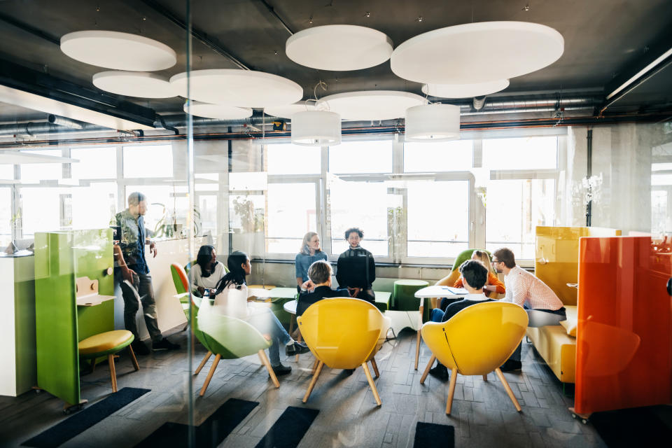 Reunión de un equipo de trabajo en una oficina. Foto: Getty Images. 