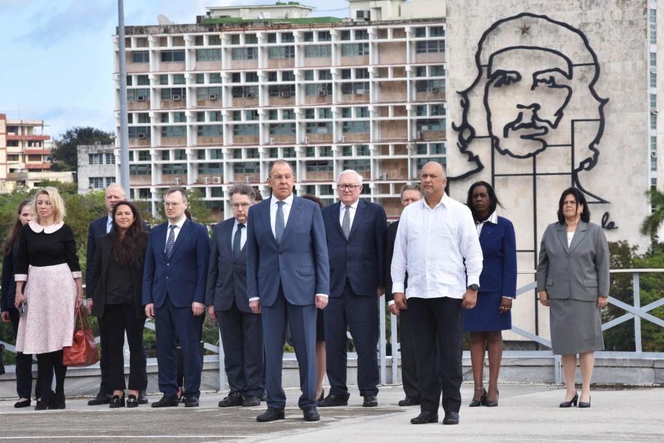 Der russische Außenminister Sergej Lawrow nimmt an einer Kranzniederlegung am Jose-Marti-Denkmal in Havanna, Kuba, teil, 19. Februar 2024. - Copyright: ACN/Handout/Reuters