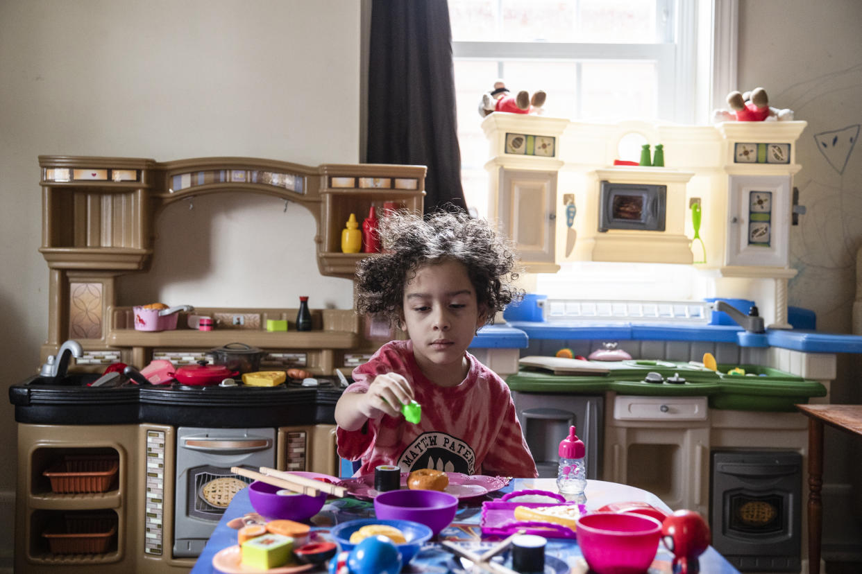 Sergio, el hijo de 6 años de Rebecca Rivera, juega con alimentos de juguete como sushi y pizza en su casa de Patterson, Nueva York, el 26 de febrero de 2023. (Lauren Lancaster/The New York Times)
