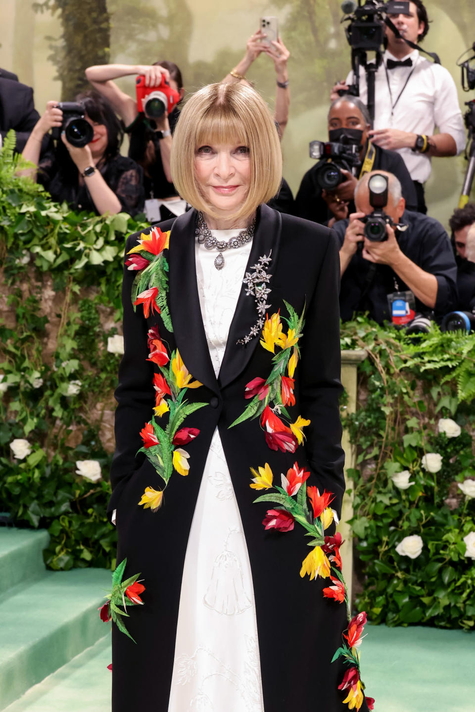 What Anna Wintour Assistants Really Do During the Met Gala Red Carpet
