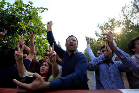 Supporters of Pakistani opposition leader Imran Khan chant anti-government slogans outside Khan's residence in Islamabad, Pakistan October 28, 2016. REUTERS/Faisal Mahmood