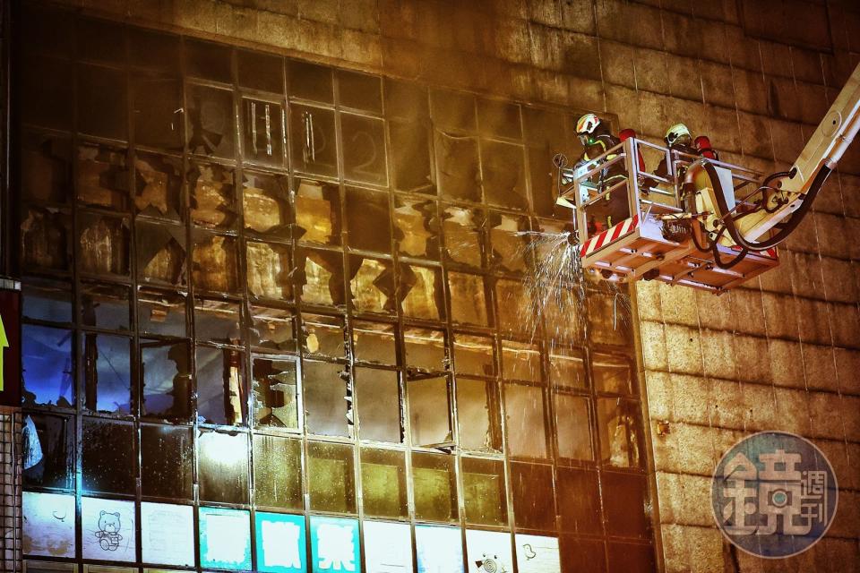彰化喬友大樓2021年6月間失火，帶走4條人名。當時消防隊出動雲梯車灑水救援。 （翻攝自臉書社團「彰化人大小事」/網友JJ Nian）