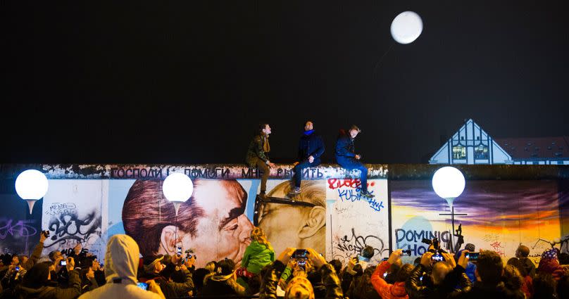 Luftballons der Kunstinstallation "Lichtgrenze 2014" flogen am 9. November 2014 in der East Side Gallery in Berlin in den Himmel.