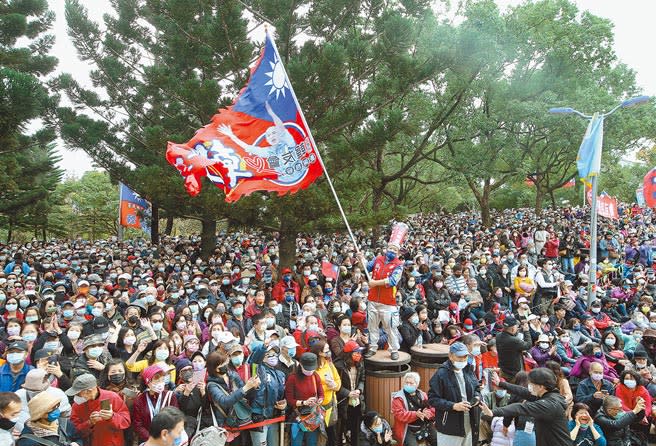 前高雄市長韓國瑜出版新書《韓先生來敲門》，2日在大安森林公園舉辦善良微光見面會，熱情支持者擠爆現場，用行動力挺韓國瑜。（陳怡誠攝）