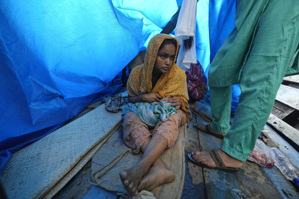 Jahanara Khatoon, de 25 años, da de mamar a su hija recién nacida, nacida en un barco en el río Brahmaputra, en el estado nororiental de Assam, India, el miércoles 3 de julio de 2024. (AP Foto/Anupam Nath)