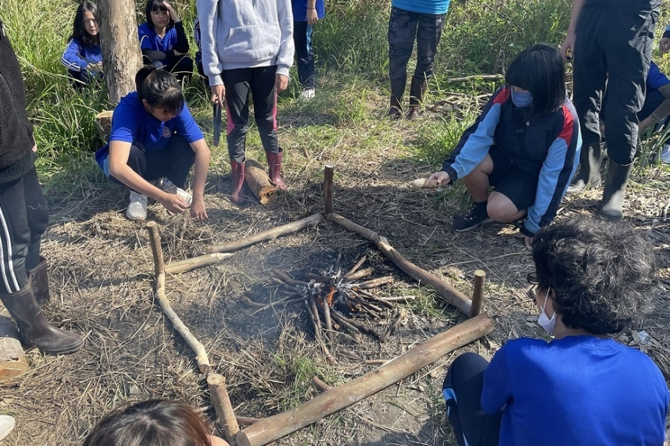 學生體驗木樁製作與火堂定位的森林跨域課程