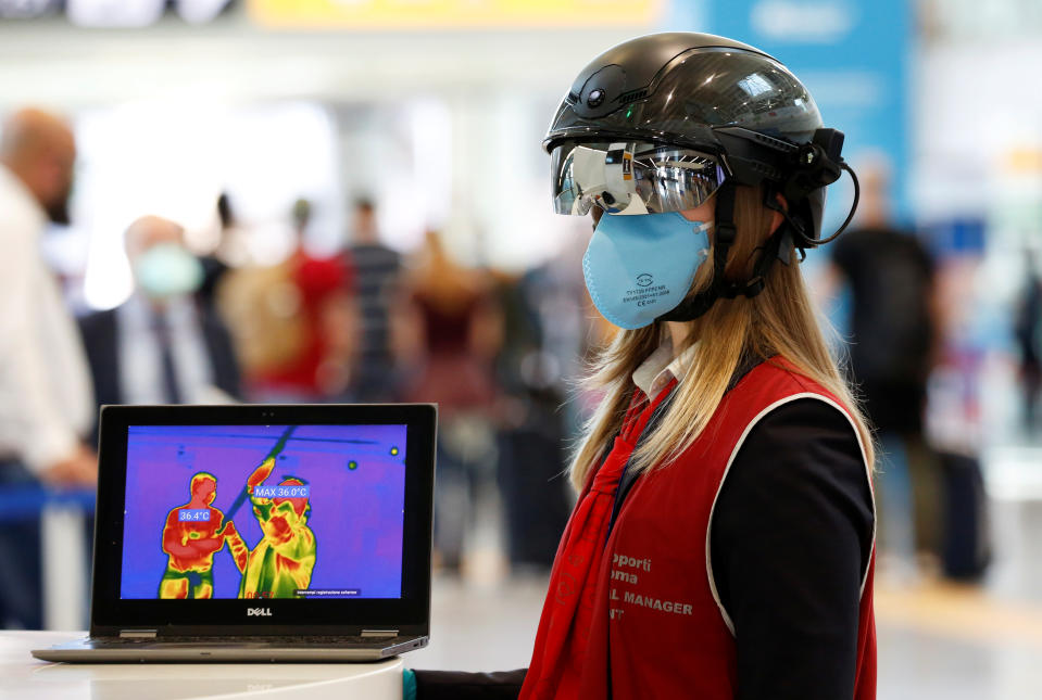 La transformación afecta también a los trabajadores de los aeropuertos. En la fotografía, una empleada del Aeropuerto de Roma-Fiumicino (Italia) lleva un casco inteligente que permite medir la temperatura a distancia de los pasajeros. (Foto: Remo Casilli / Reuters).