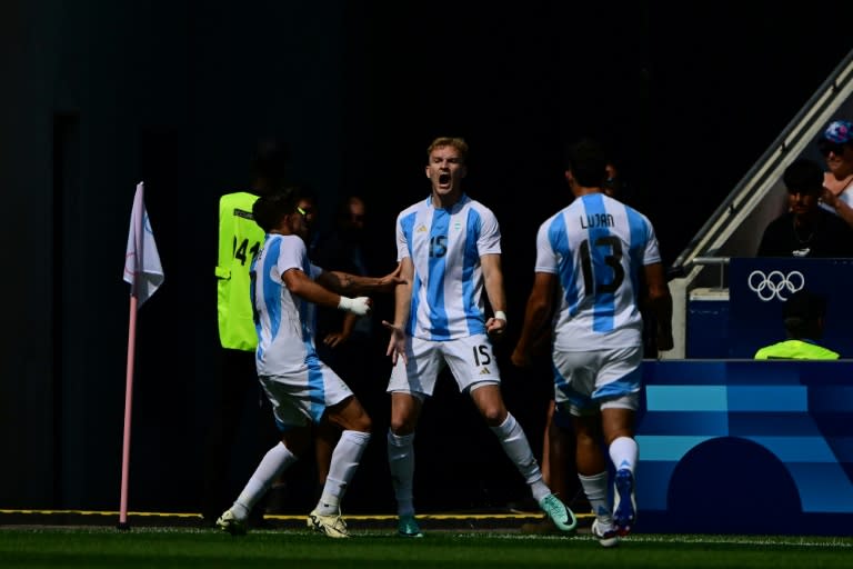 El delantero argentino Luciano Gondou celebra con sus compañeros tras marcar el segundo gol de Argentina en la victoria contra Irak, por la segunda jornada del Grupo B del torneo masculino de fútbol de los Juegos Olímpicos de París, en el estadio de Lyon el 27 de julio de 2024. (Olivier CHASSIGNOLE)