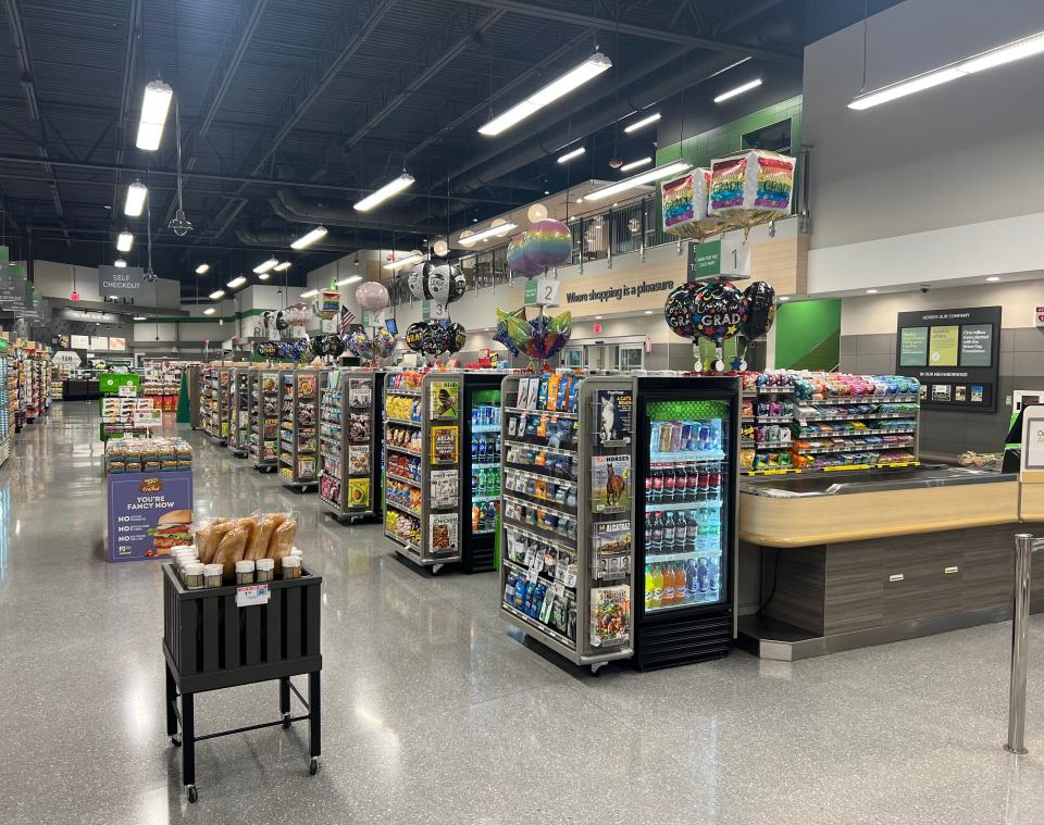 Publix opens at Lake Washington Crossing Shopping Center in Melbourne.