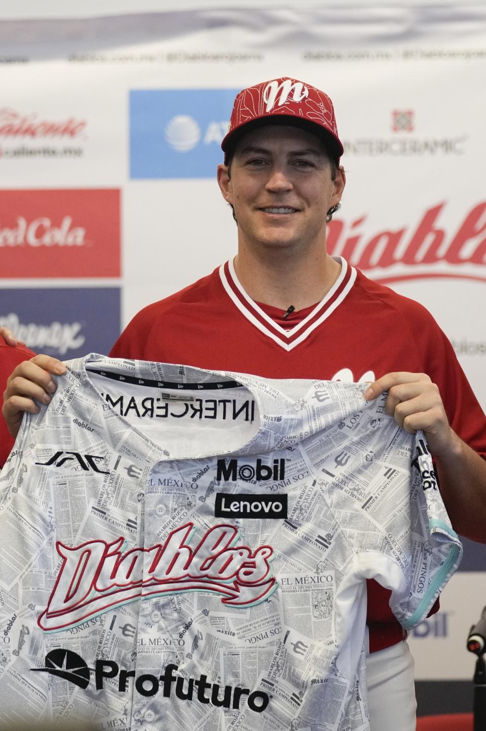 Trevor Bauer en su ceremonia de presentación como nuevo lanzador de los Diablos Rojos de México, en la Ciudad de México, el viernes 22 de marzo de 2024. (AP Foto/Fernando Llano)