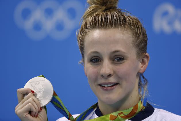 Siobhan-Marie O'Connor poses with her silver medal on the podium of the women's 200m individual medley final. (Photo: ODD ANDERSEN via Getty Images)