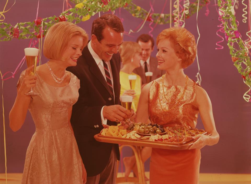 40 Photos That Show What Entertaining Guests at Home Looked Like in the '50s and '60s