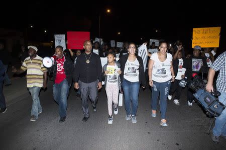 Demonstrators march north closing 7th avenue, the week after an unarmed man was shot dead by police, in Phoenix, Arizona December 8, 2014. REUTERS/Deanna Dent