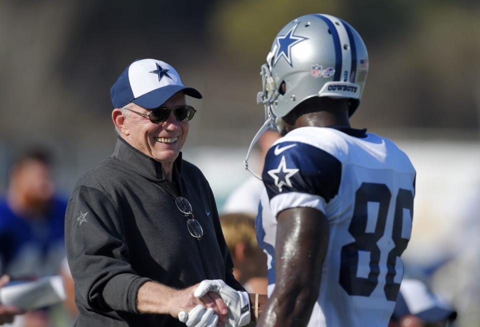Jerry Jones chats with Dez Bryant in 2015 (AP)