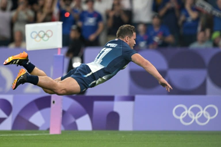 El francés Antoine Dupont anota un try en el partido contra Argentina de cuartos de final del torneo olímpico de rugby 7, en el Estadio de Francia, al norte de París, el 25 de julio de 2024 (CARL DE SOUZA)