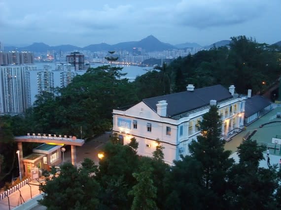 鯉魚門公園及度假村禮堂遠眺鯉魚門海峽，四周樹木環抱，景色宜人。