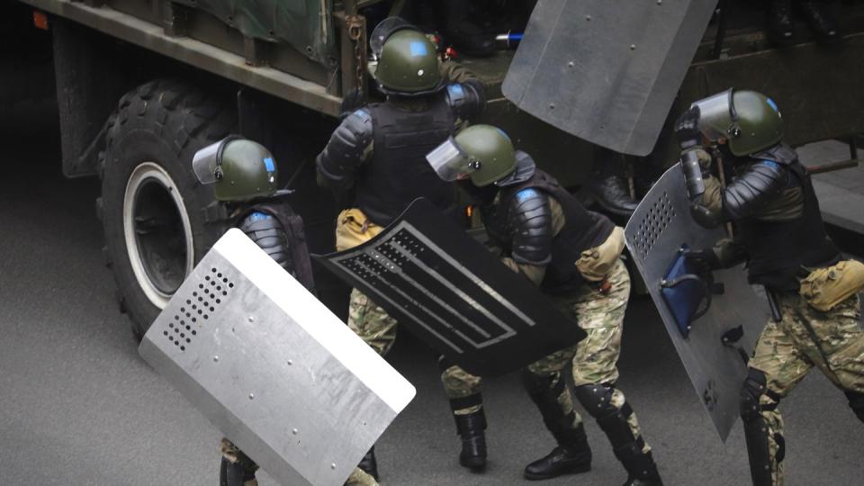 Polizisten verlassen am Rande der Protestaktionen in Minsk am Sonntag ihren Mannschaftswagen.