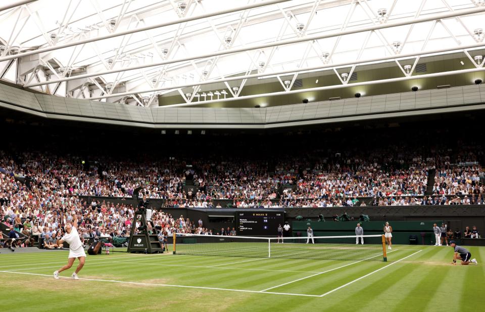 Wimbledon ist eines der vier wichtigsten Tennisturniere. Hier ein Foto vom diesjährigen Finale der Frauen zwischen Marketa Vondrousova und Ons Jabeur. - Copyright: Julian Finney / Staff / Getty Images