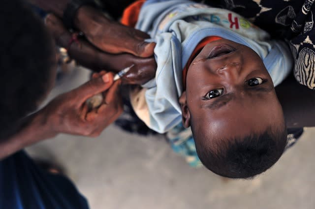 非洲國家喀麥隆啟動了全球第一個瘧疾常規疫苗計畫，向所有6個月以下的嬰兒免費提供疫苗。（Photo by Global Panorama on Flickr under C.C. License）